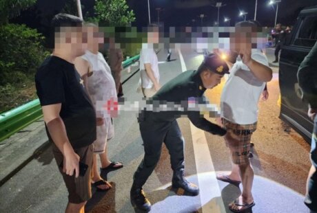临检查车 2中国人被发现带毒带武器