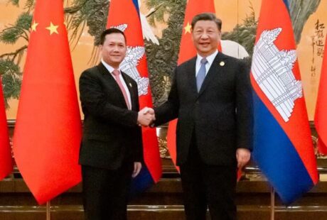习近平会见柬埔寨总理洪马内