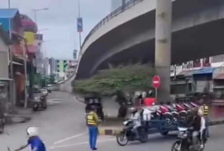 拦车引众怒 金边交警被传唤