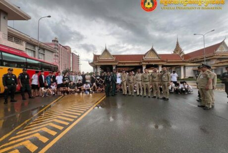 涉非法网赌 西港60名越南人被驱逐出境