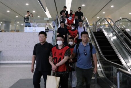 帮电诈公司洗钱 5名嫌疑人从柬埔寨被押解回国