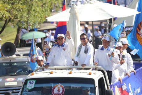 狄班在暹粒主持人民党竞选活动