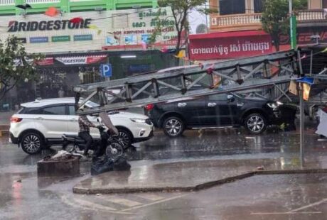 昨夜强风暴雨 暹粒广告牌倒塌致一死一伤