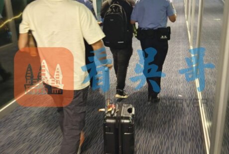 从柬埔寨回国 一男子下飞机被带走