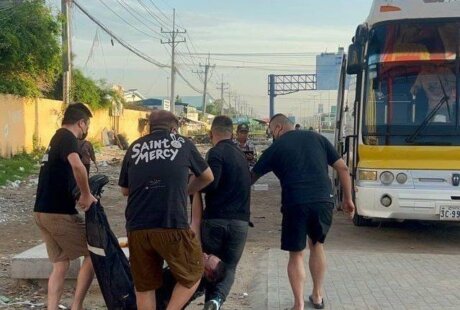 中国男子“跳窗逃生” 不治身亡