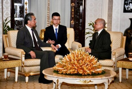 西哈莫尼国王会见中国外长王毅