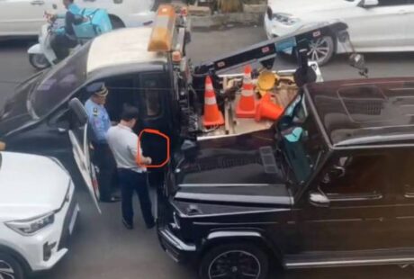 警察执法收“小费”被拍 遭警告处罚