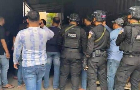 金边缉毒行动：毒贩连开10多枪后自杀