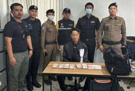 一男子携带大量现金过境被捕