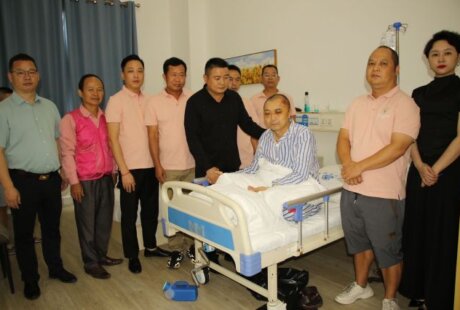 救死扶伤医生车祸重伤 热心人士伸出援手