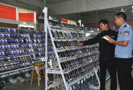 2万6千台手机自动刷人气！中国警方破获水军惊人画面曝光