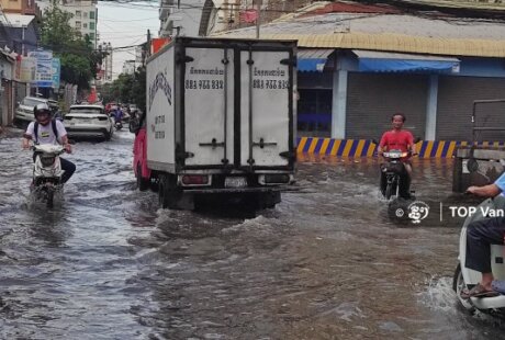 今年第一场大雨 金边水渠道路被淹