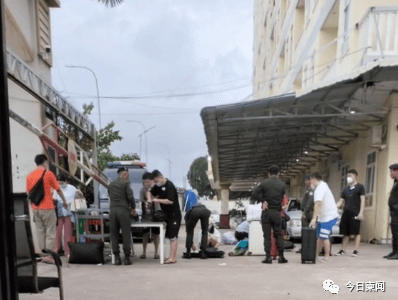 有护照的中国人获准离开被围园区