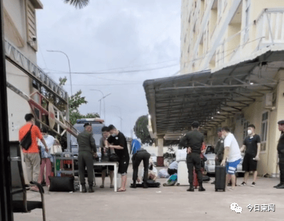 有护照的中国人获准离开被围园区 有护照的中国人获准离开被围园区
