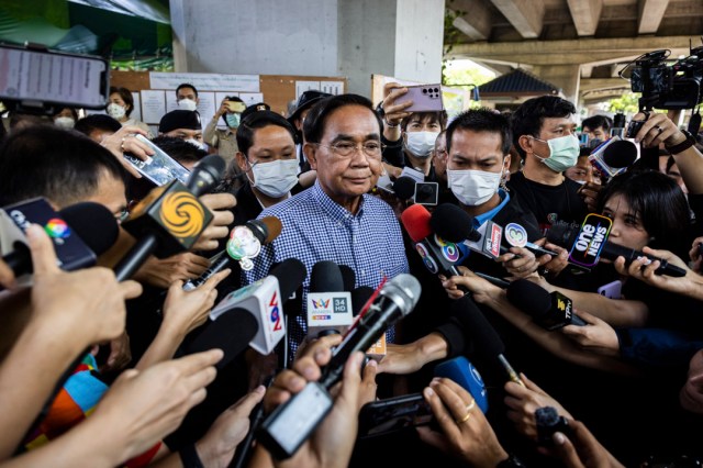 2023年5月14日,泰国总理巴育在大选投票后见记者。摄:Lauren DeCicca/Getty Images