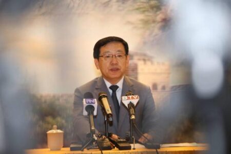 近1000名中国人被遣返回国