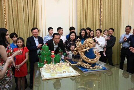 泰国前总理他信和英拉出席洪森生日会