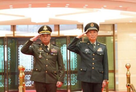 国防部长狄西哈会见中国军委副主席何卫东 加强两国合作
