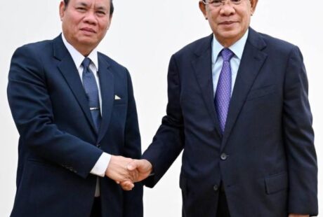 洪森会见老挝公安部部长