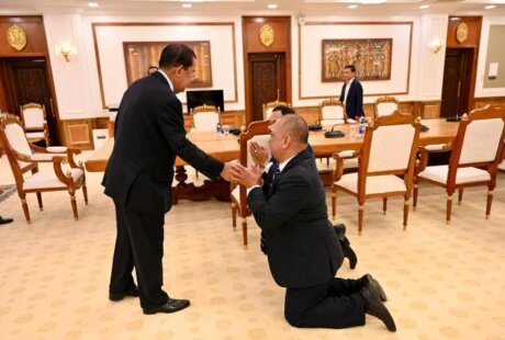 沈良西前保镖下跪请求洪森原谅