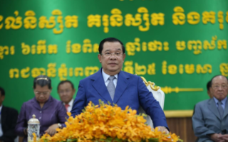 洪森：各省市尽快安排场地为民众放映东运会球赛直播！