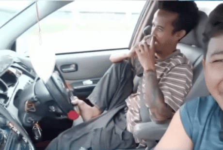 用脚开车 柬籍男子被传唤