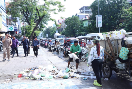 金边市长率队清洁部分雨后淤堵街道