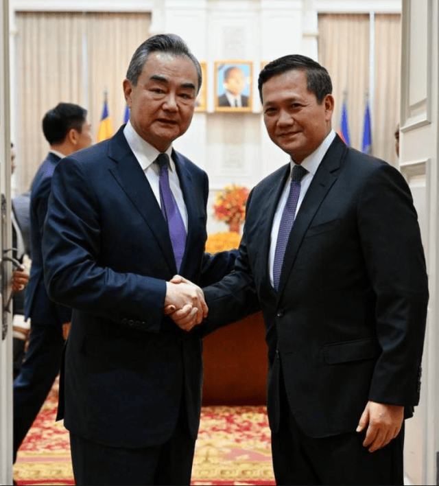 中国外交部长王毅将于21日抵柬