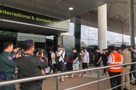 数十名中国人被从涉网赌大楼送往机场 直接遣返回国