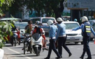 金边取消14个区的交通执法小组