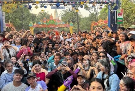 柬新年超过100万人到塔子山游玩