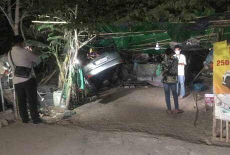 中国人开车失控 撞进路边民房